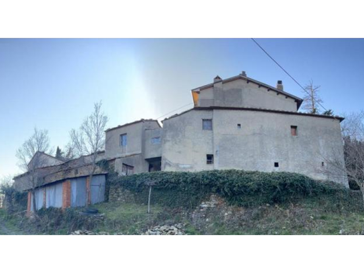 In an easily reachable position, we offer Great Stone House of about 200 sqm with details of the time