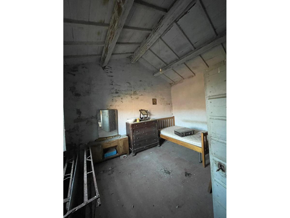 In an easily reachable position, we offer Great Stone House of about 200 sqm with details of the time