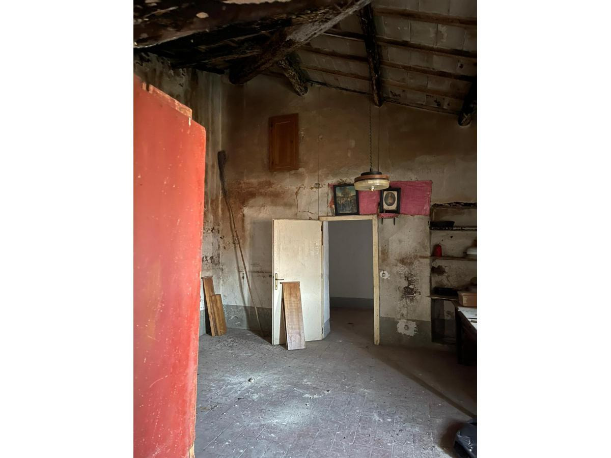 In an easily reachable position, we offer Great Stone House of about 200 sqm with details of the time