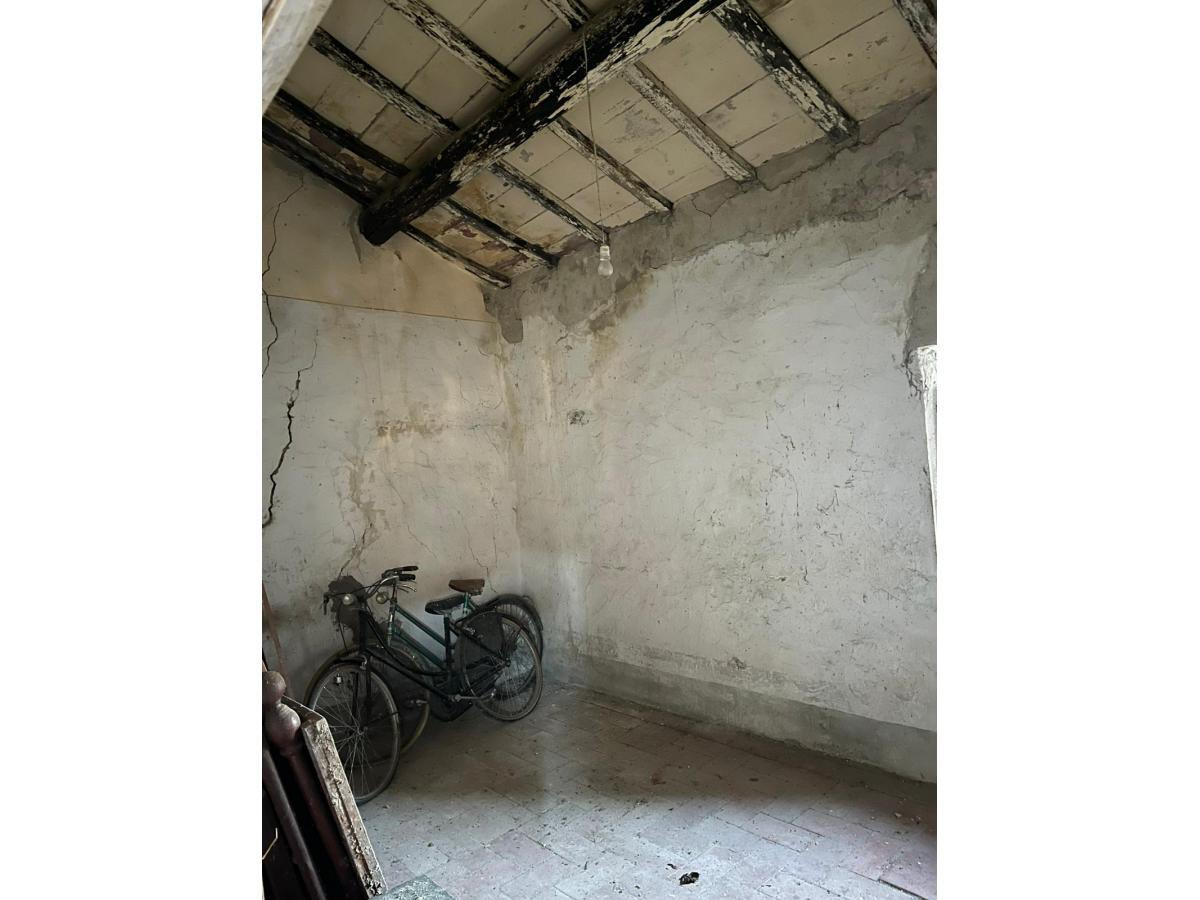 In an easily reachable position, we offer Great Stone House of about 200 sqm with details of the time