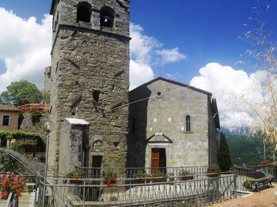 House in Sommocolonia with a view of Barga and valley to the Apuane Alps for sale