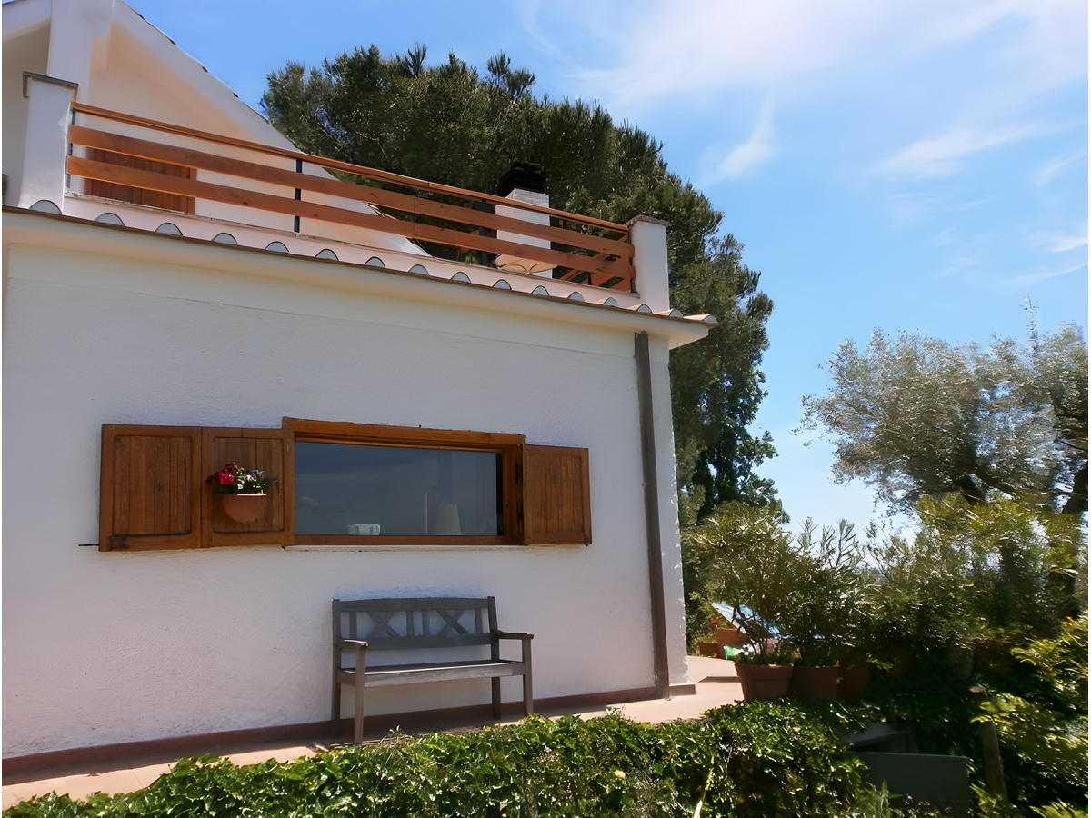 Splendid villa overlooking lake bracciano, near Rome