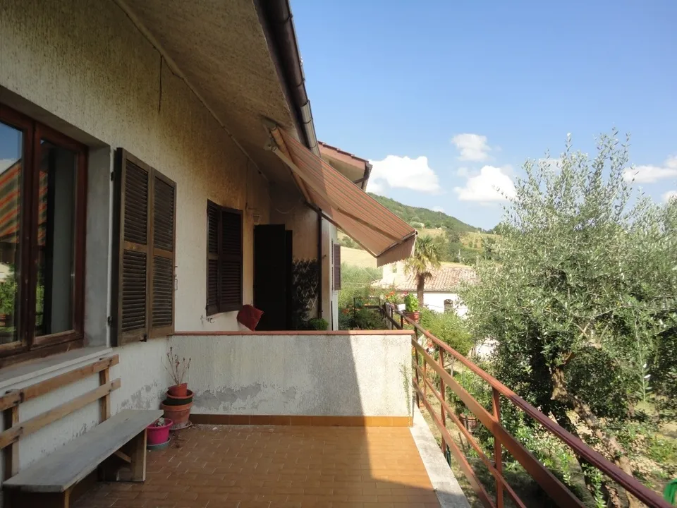 Villa in a beautiful regional park in the ancient village of Serra San Quirico