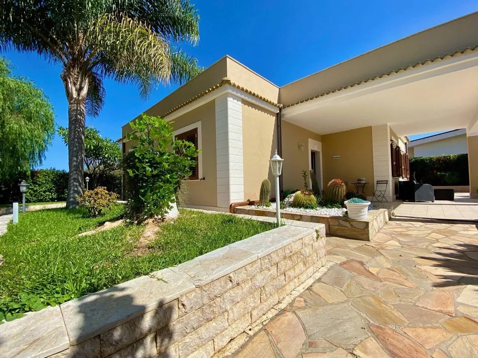 Wonderful villa with swimming pool in Syracuse