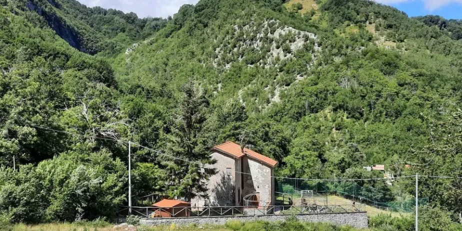 Lovely ston house dating back to the late 1800s inthe Municipality of Molazzana