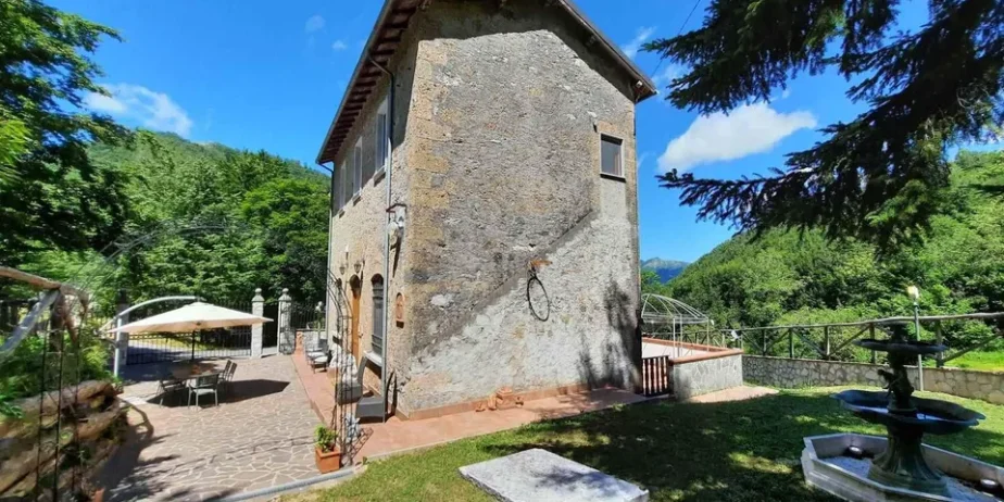 Lovely ston house dating back to the late 1800s inthe Municipality of Molazzana