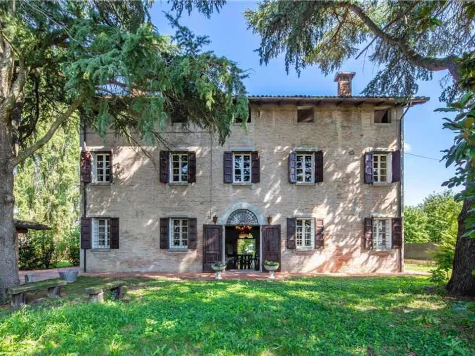 Beautiful farmhouse with outbuilding in Cento for sale