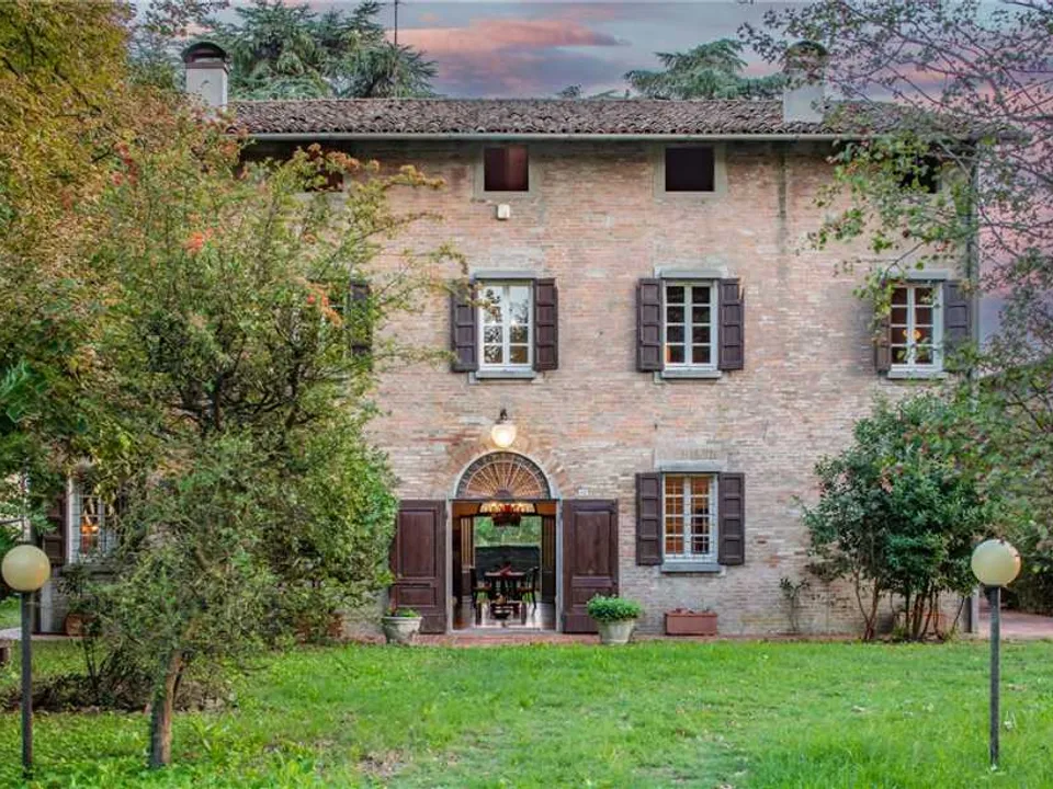 Beautiful farmhouse with outbuilding in Cento for sale