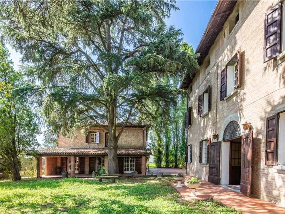Beautiful farmhouse with outbuilding in Cento for sale