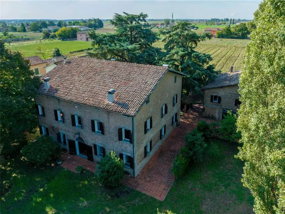 Beautiful farmhouse with outbuilding in Cento for sale
