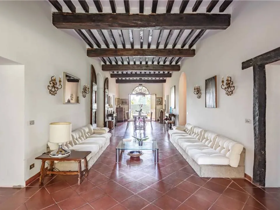 Beautiful farmhouse with outbuilding in Cento for sale
