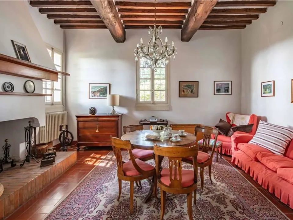 Beautiful farmhouse with outbuilding in Cento for sale