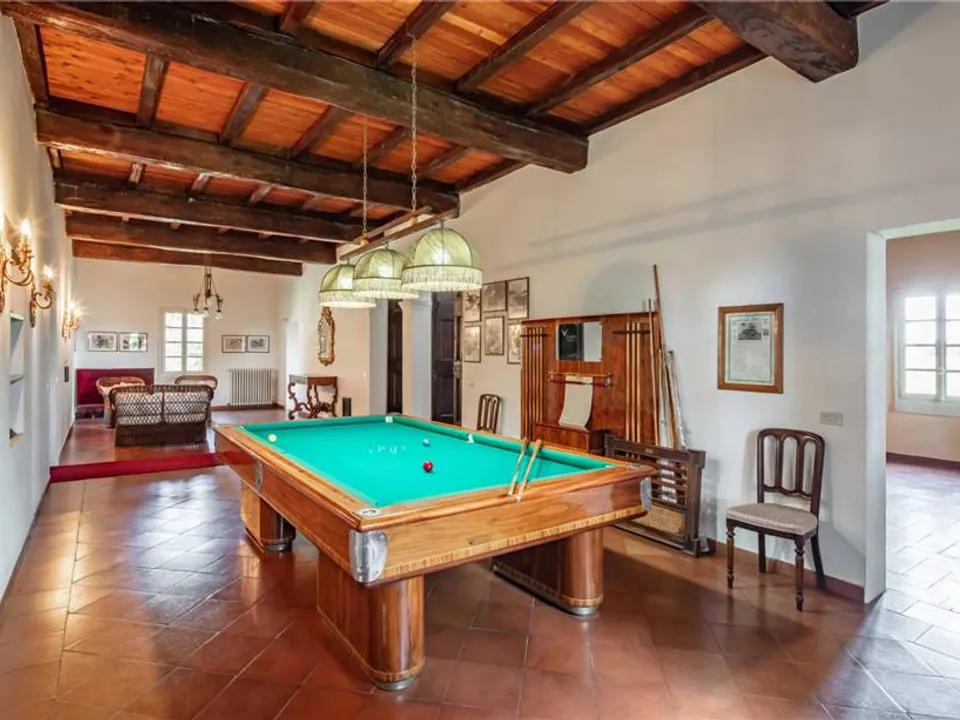 Beautiful farmhouse with outbuilding in Cento for sale