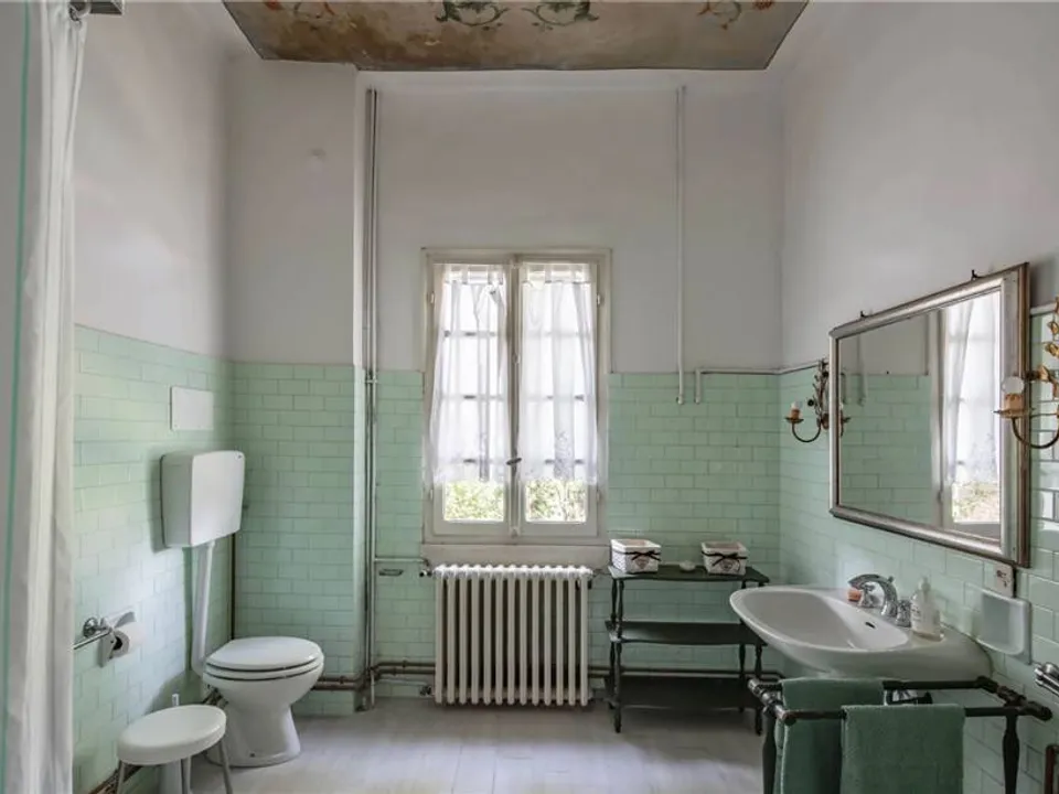 Beautiful farmhouse with outbuilding in Cento for sale