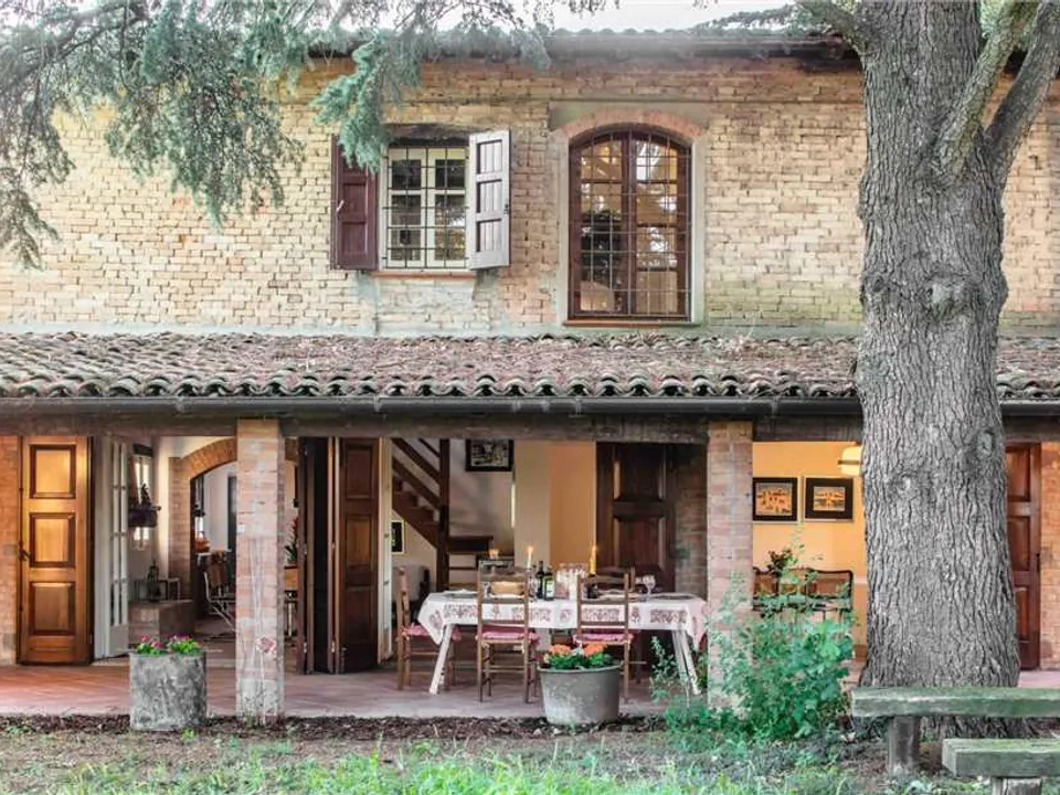Beautiful farmhouse with outbuilding in Cento for sale