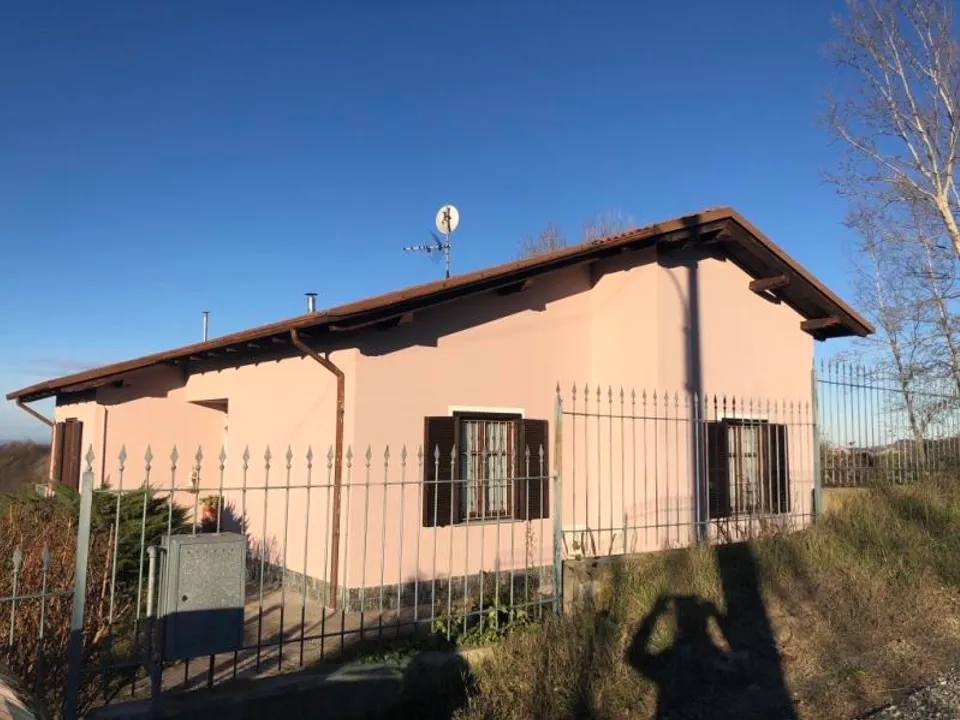 Villa In Cassinasco, in a wonderful position with an amazing view over the entire Alpine Arch