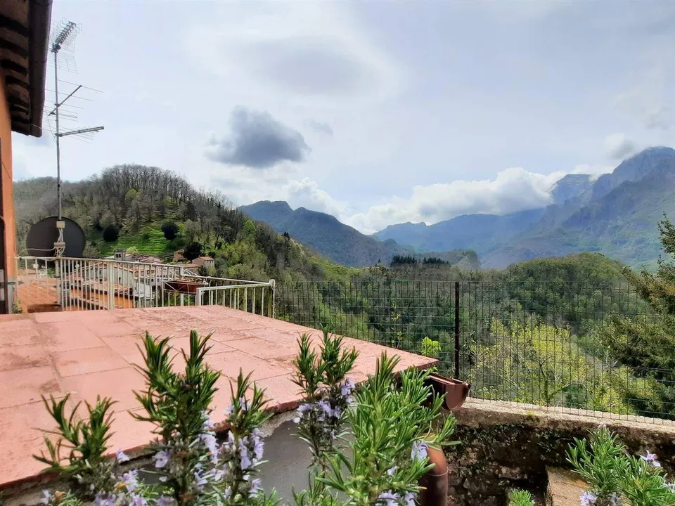 Extremely attractive house in the medieval village of Trassilico, in Gallicano.