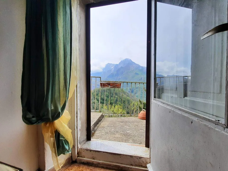 Extremely attractive house in the medieval village of Trassilico, in Gallicano.