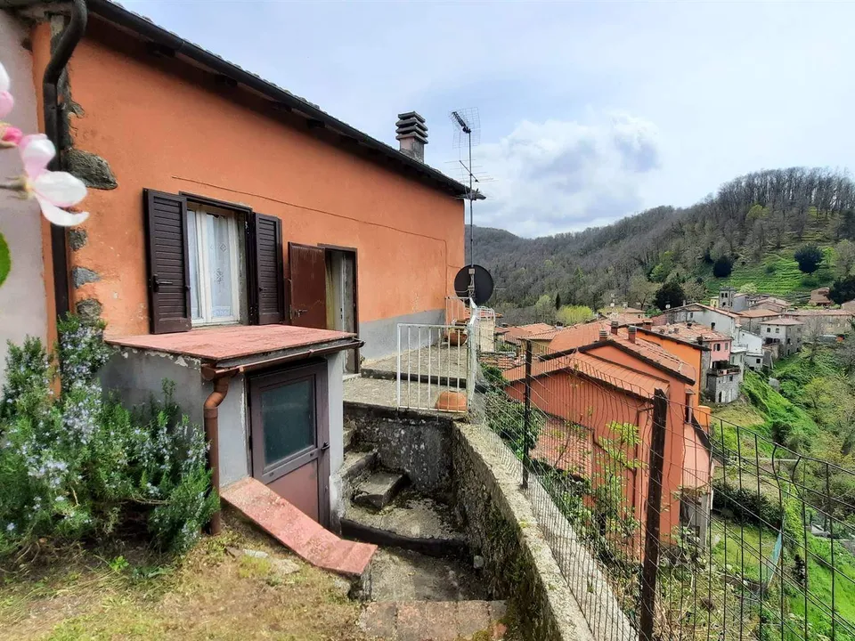 Extremely attractive house in the medieval village of Trassilico, in Gallicano.