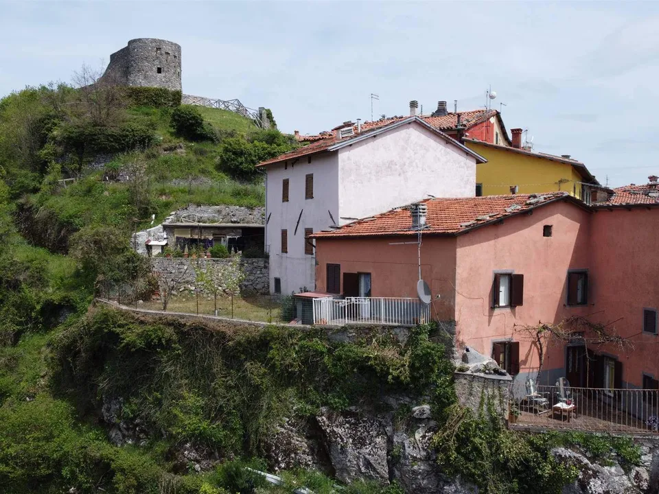 Extremely attractive house in the medieval village of Trassilico, in Gallicano.