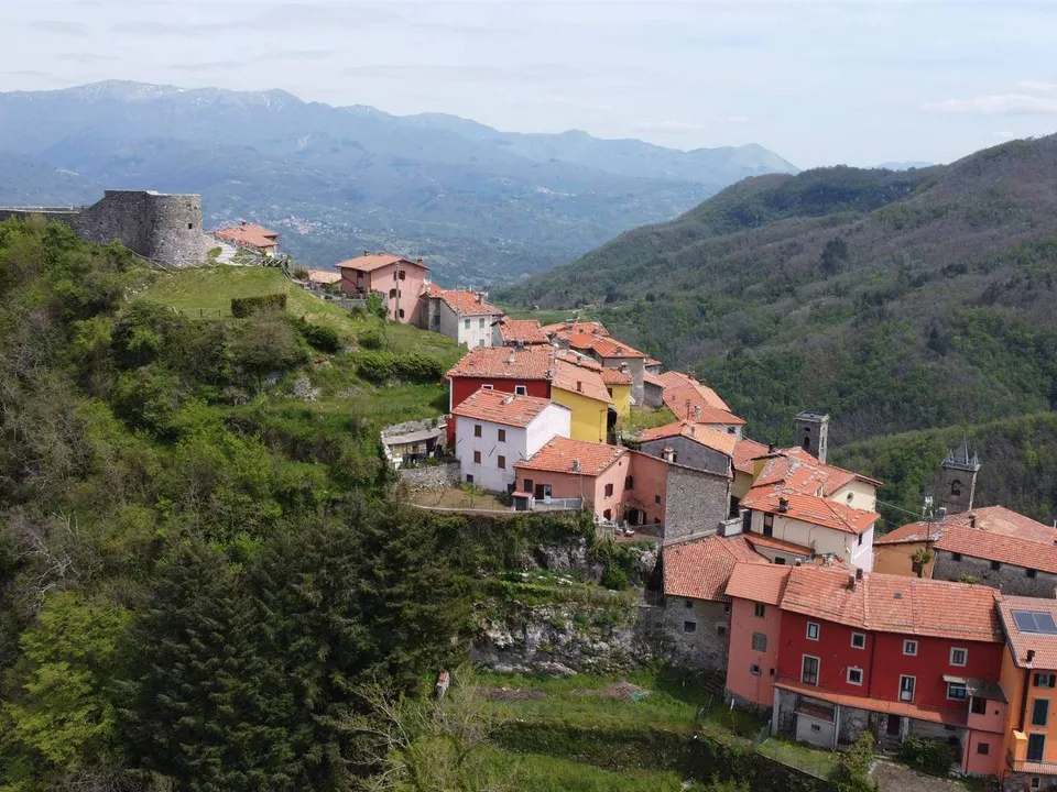 Extremely attractive house in the medieval village of Trassilico, in Gallicano.