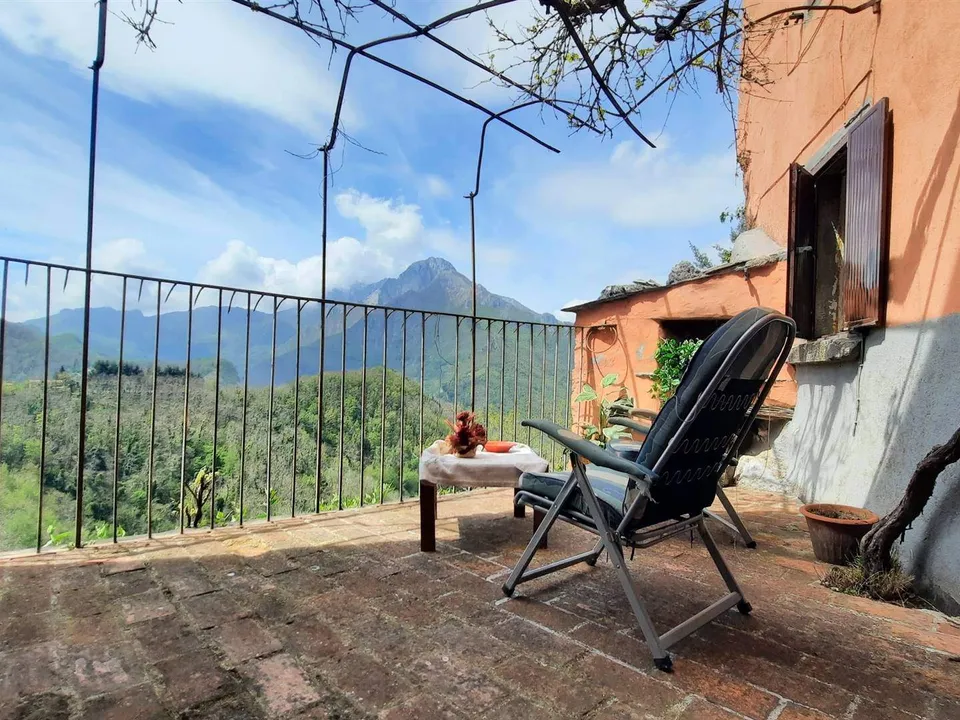 Extremely attractive house in the medieval village of Trassilico, in Gallicano.