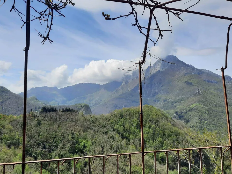 Extremely attractive house in the medieval village of Trassilico, in Gallicano.