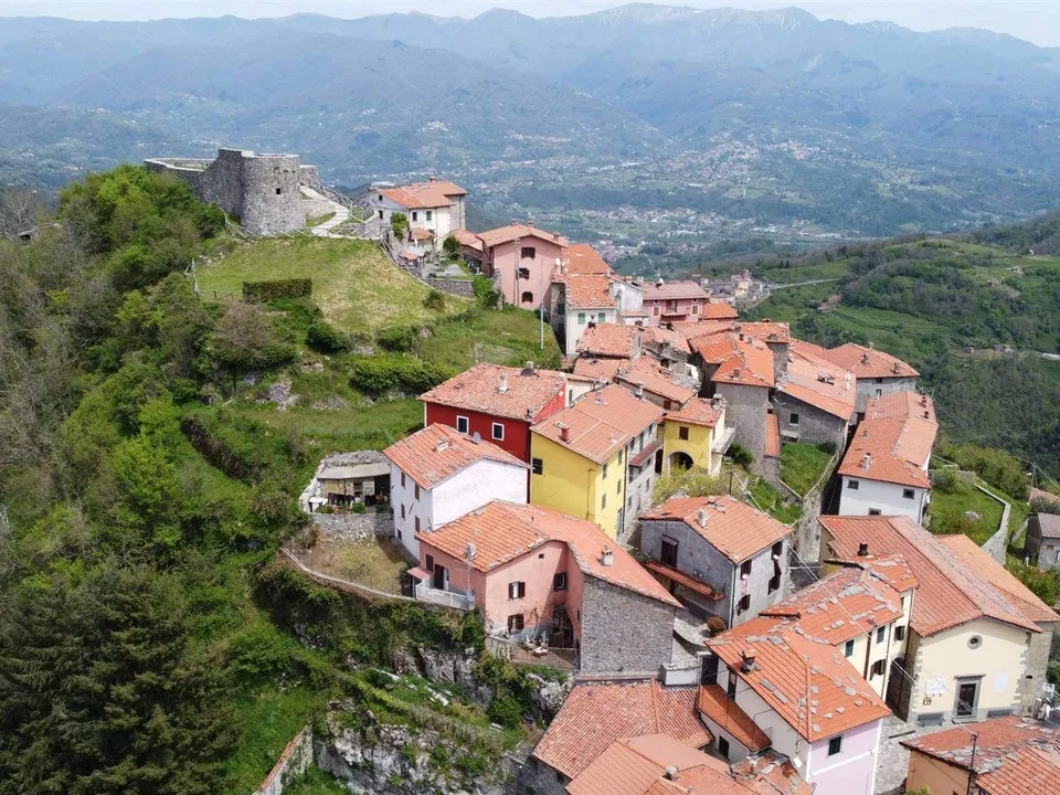 Extremely attractive house in the medieval village of Trassilico, in Gallicano.