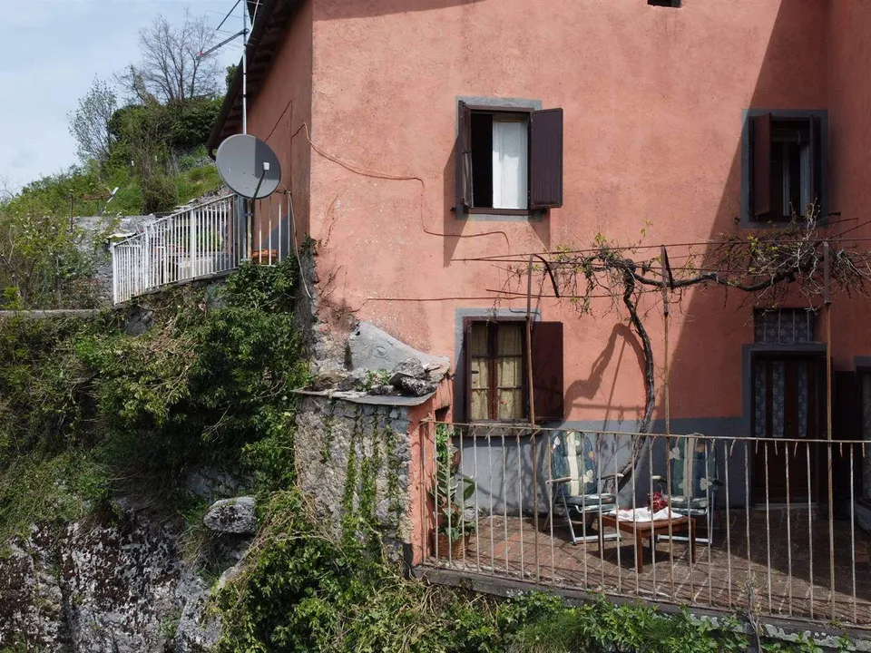 Extremely attractive house in the medieval village of Trassilico, in Gallicano.