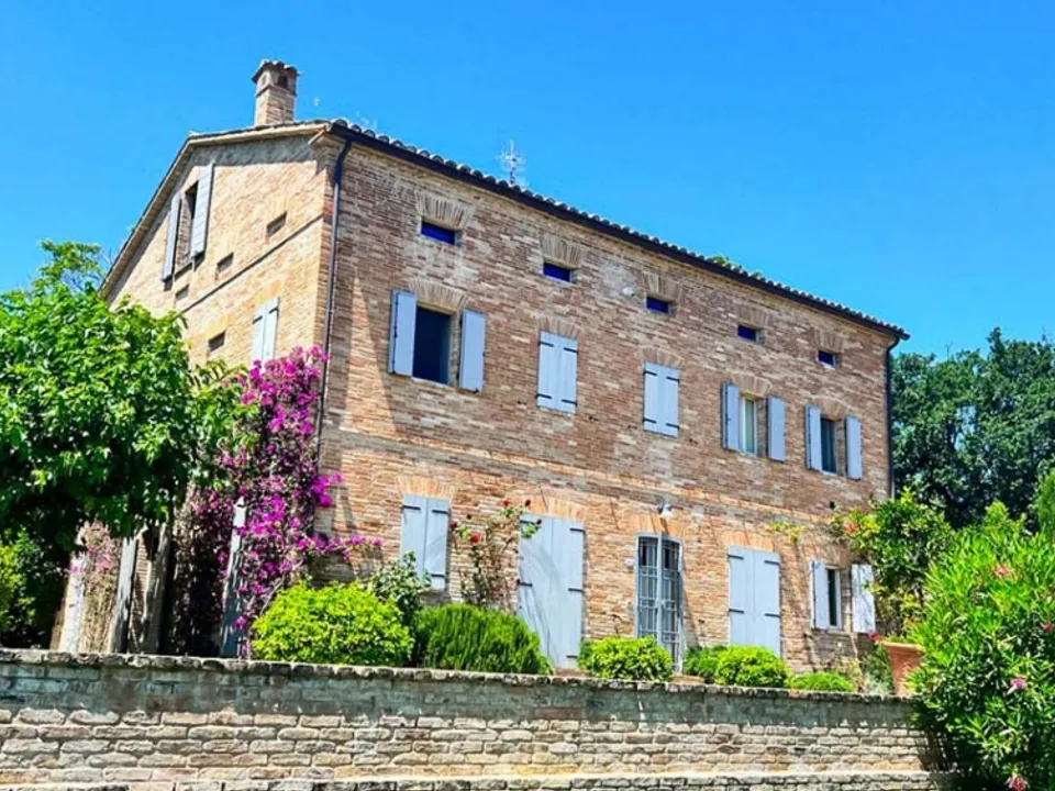 Wonderful stone villa of classic Italian architecture in Morro D’Alba for sale