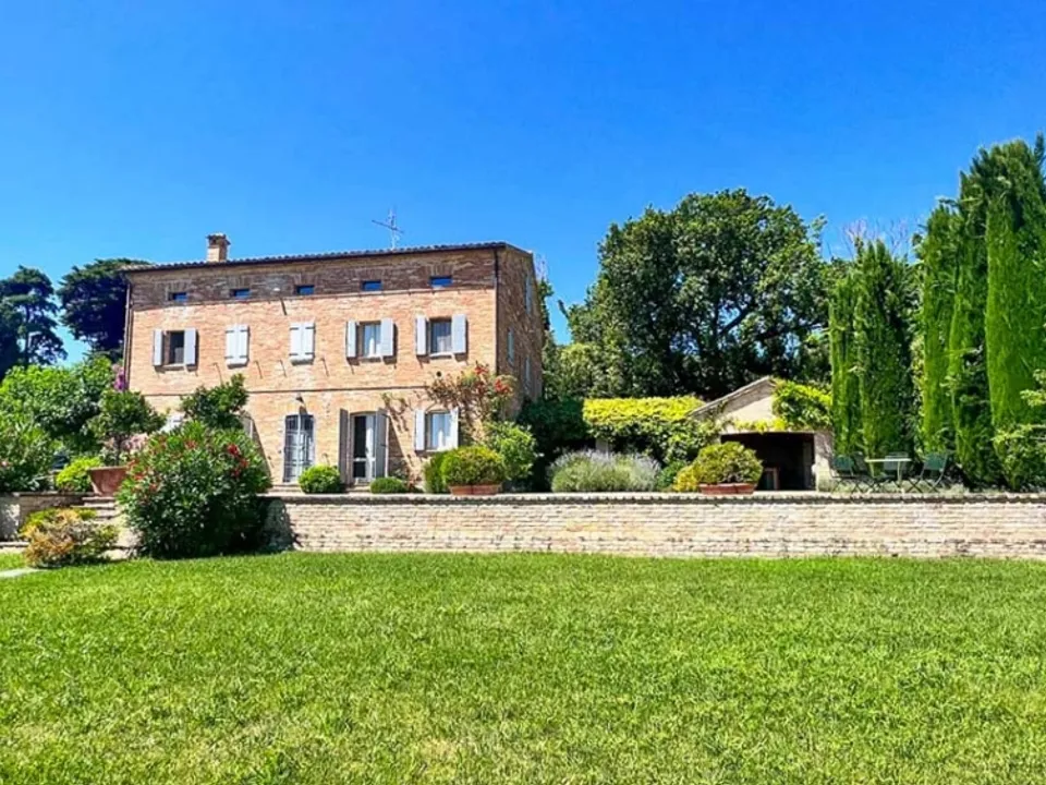 Wonderful stone villa of classic Italian architecture in Morro D’Alba for sale