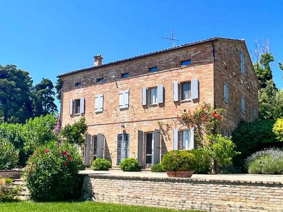 Wonderful stone villa of classic Italian architecture in Morro D’Alba for sale
