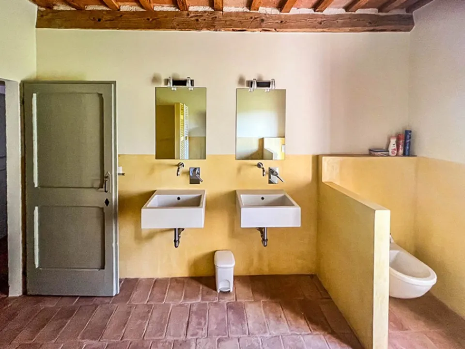 Wonderful stone villa of classic Italian architecture in Morro D’Alba for sale