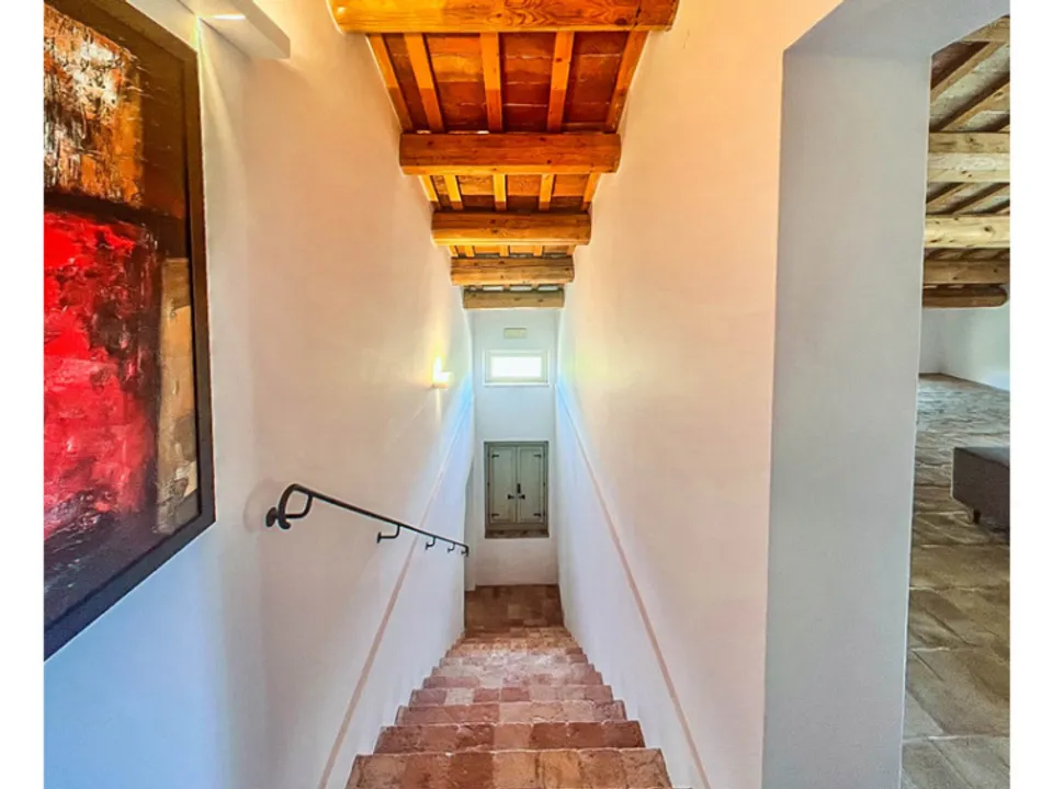 Wonderful stone villa of classic Italian architecture in Morro D’Alba for sale