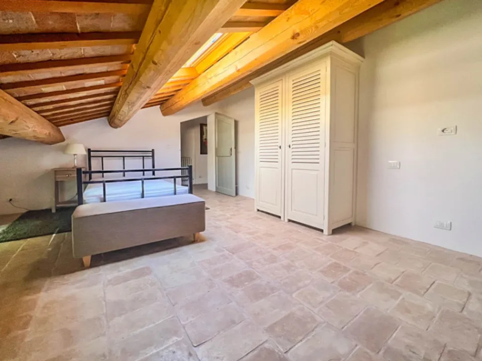 Wonderful stone villa of classic Italian architecture in Morro D’Alba for sale