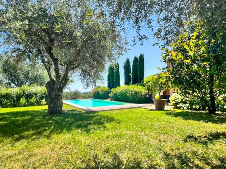 Wonderful stone villa of classic Italian architecture in Morro D’Alba for sale