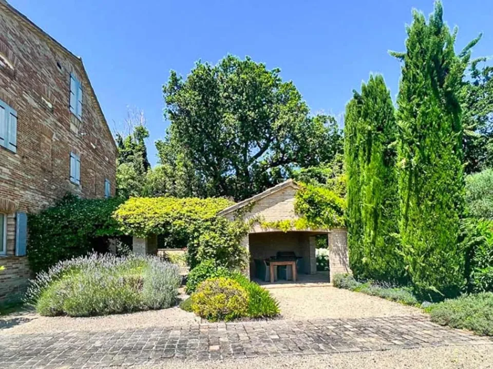 Wonderful stone villa of classic Italian architecture in Morro D’Alba for sale