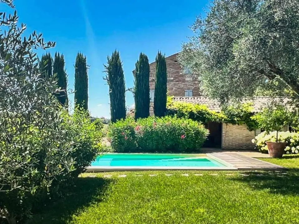 Wonderful stone villa of classic Italian architecture in Morro D’Alba for sale