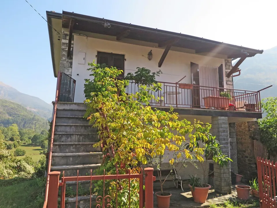 House with  fabulous panoramic views over the Tuscan-Emilian Apennines for sale