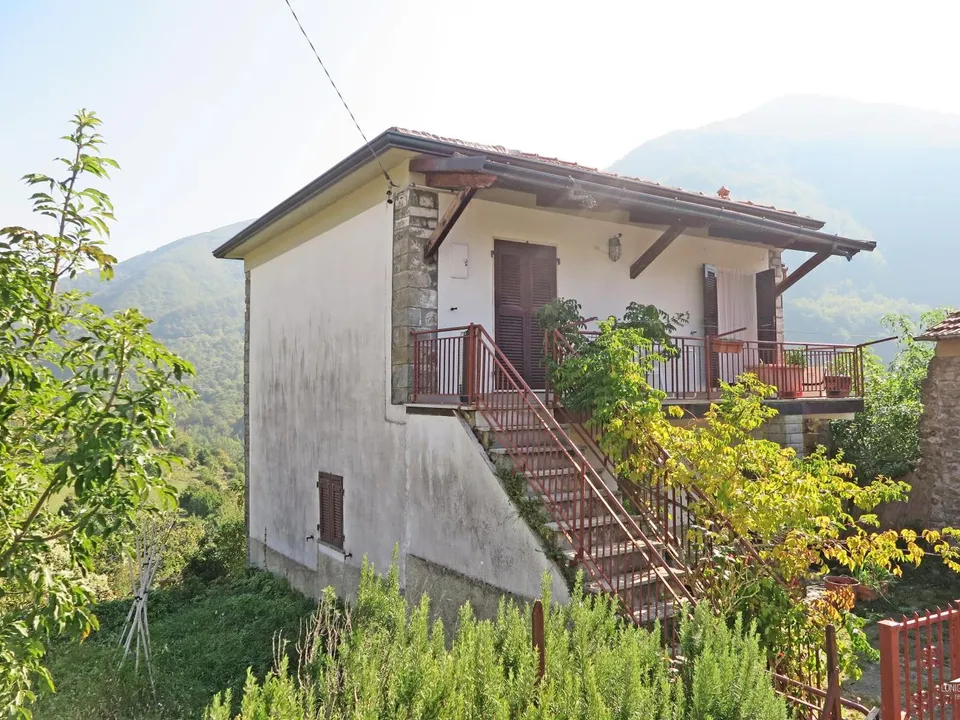House with  fabulous panoramic views over the Tuscan-Emilian Apennines for sale