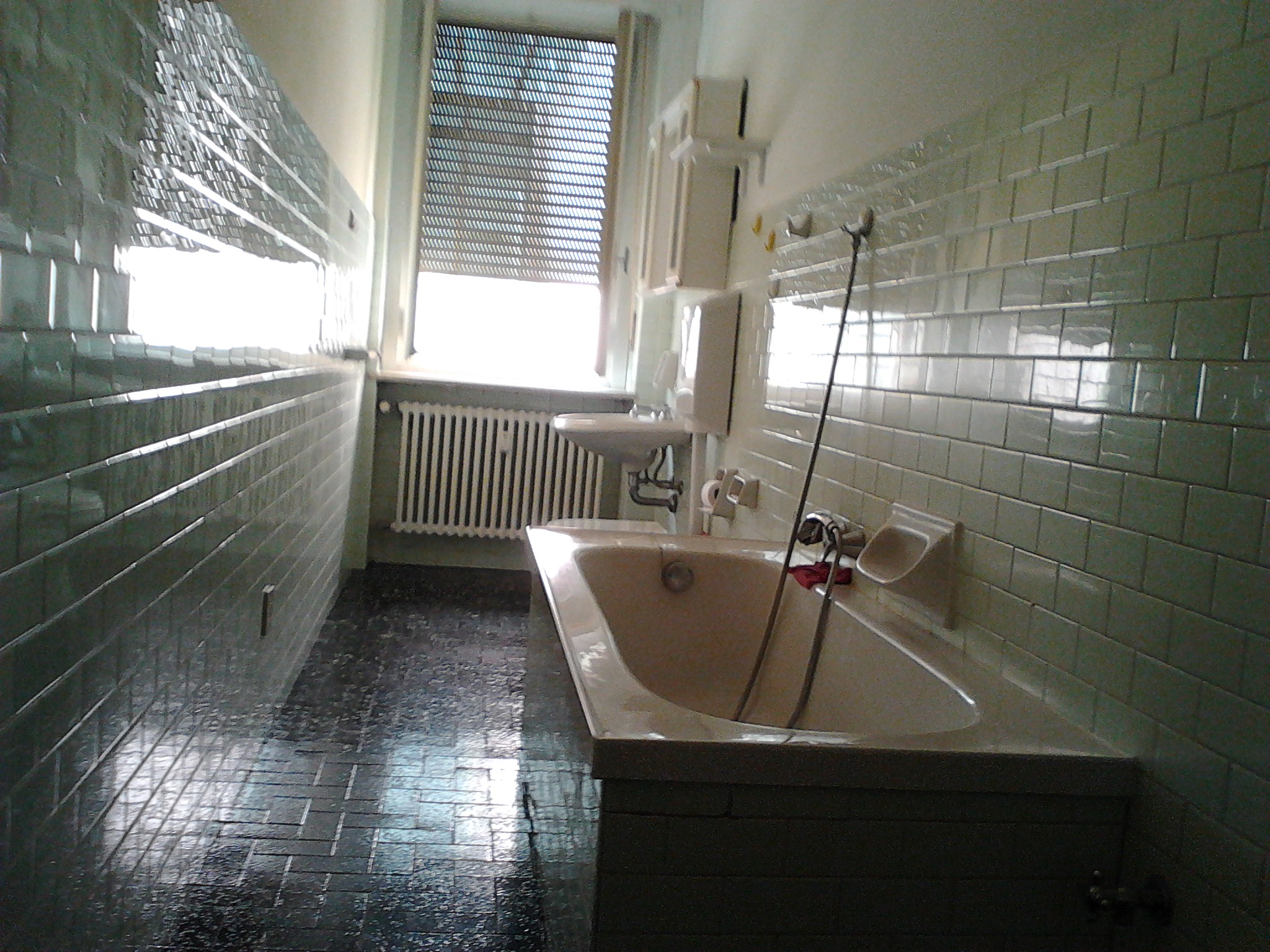 BARGAIN!! Four Room + Warehouse + Courtyard at a very cheap price!!!