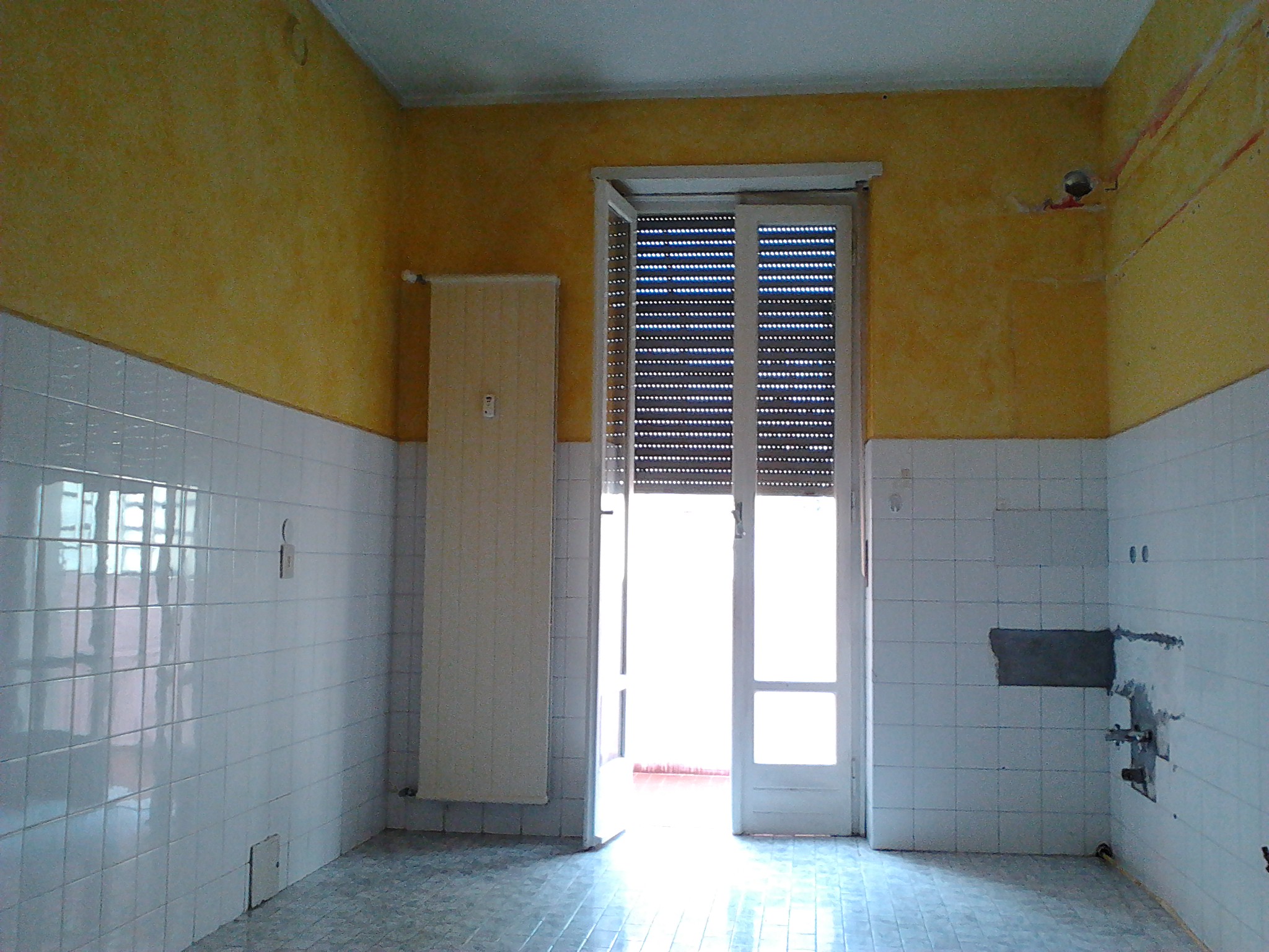 BARGAIN!! Four Room + Warehouse + Courtyard at a very cheap price!!!