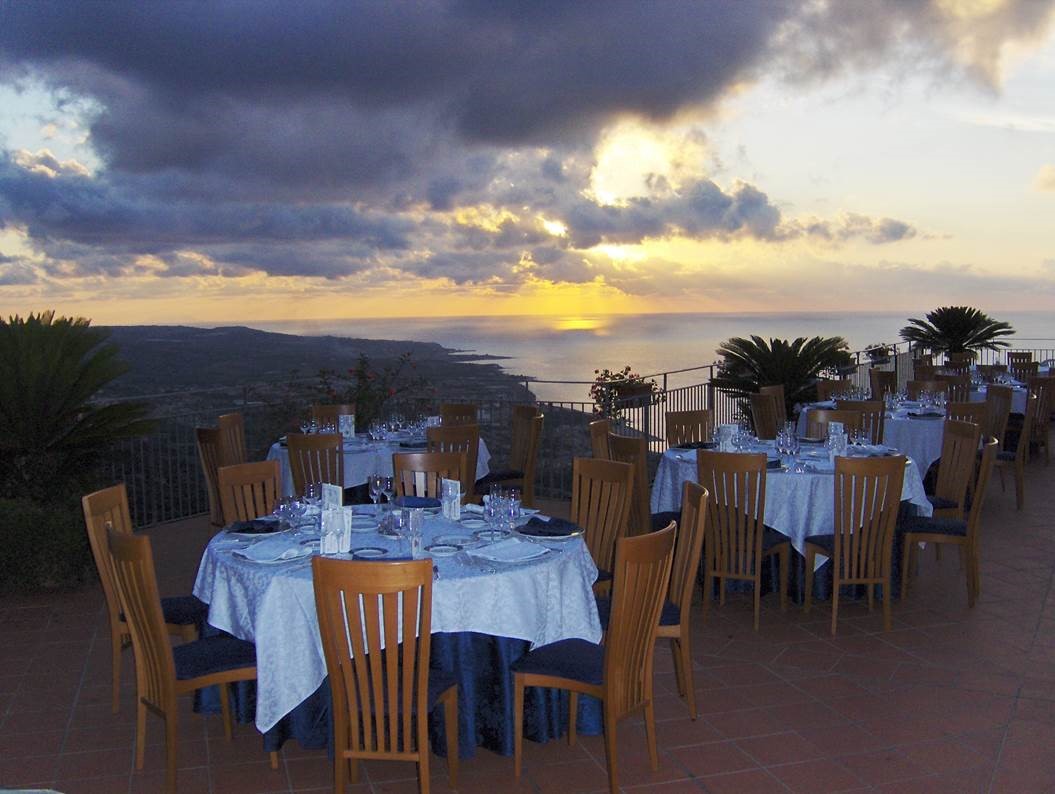 Seaside HOTEL WITH RENOVATION AIDS.