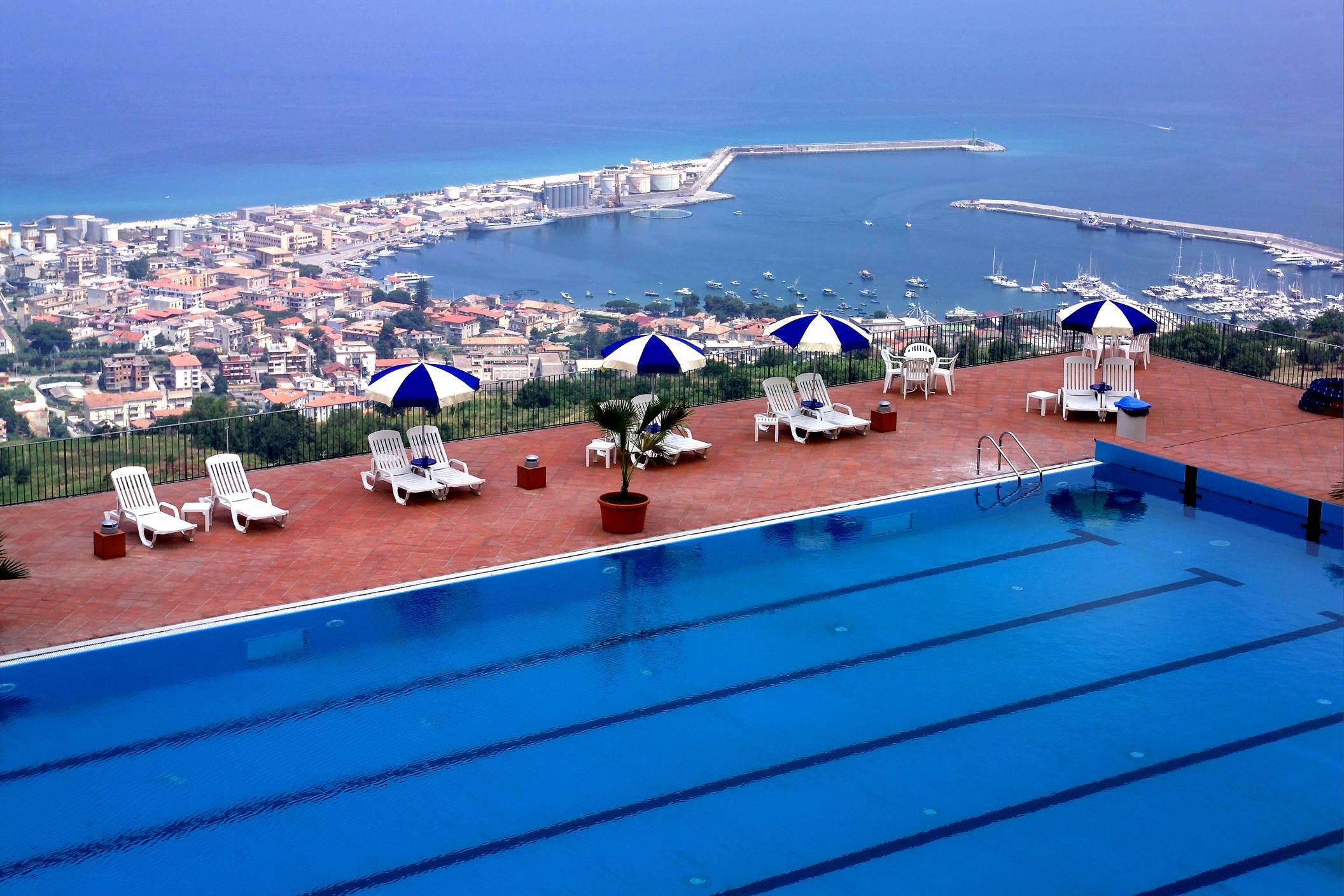 Seaside HOTEL WITH RENOVATION AIDS.