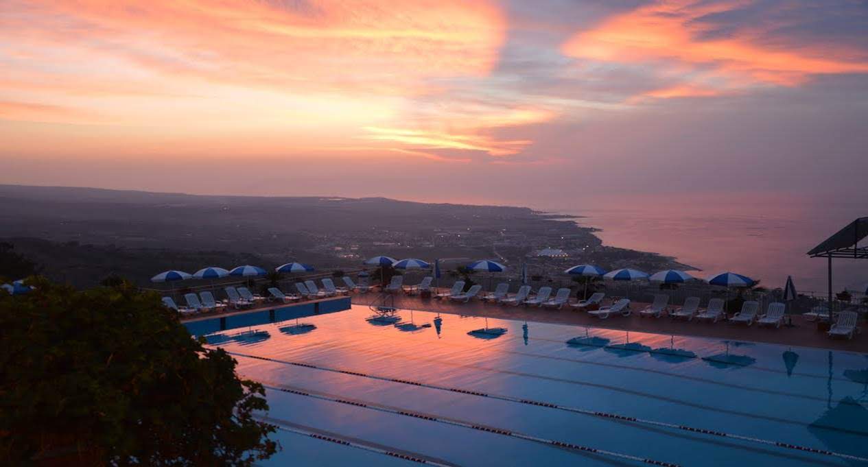 Seaside HOTEL WITH RENOVATION AIDS.