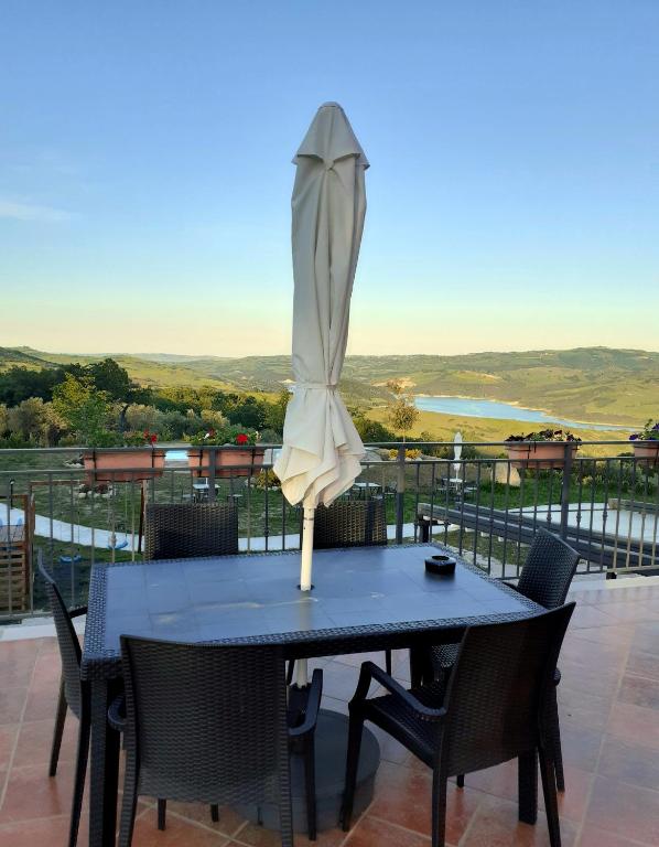 Wonderful house in the countryside overlooking the lake