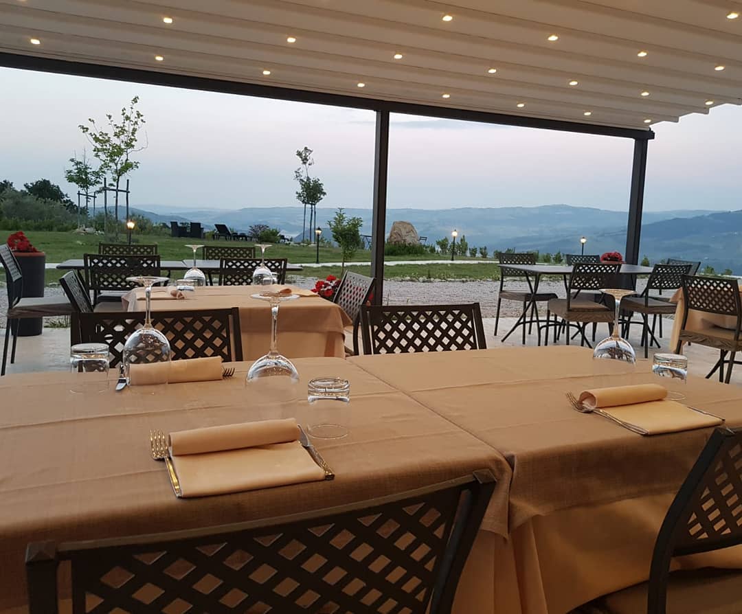 Wonderful house in the countryside overlooking the lake