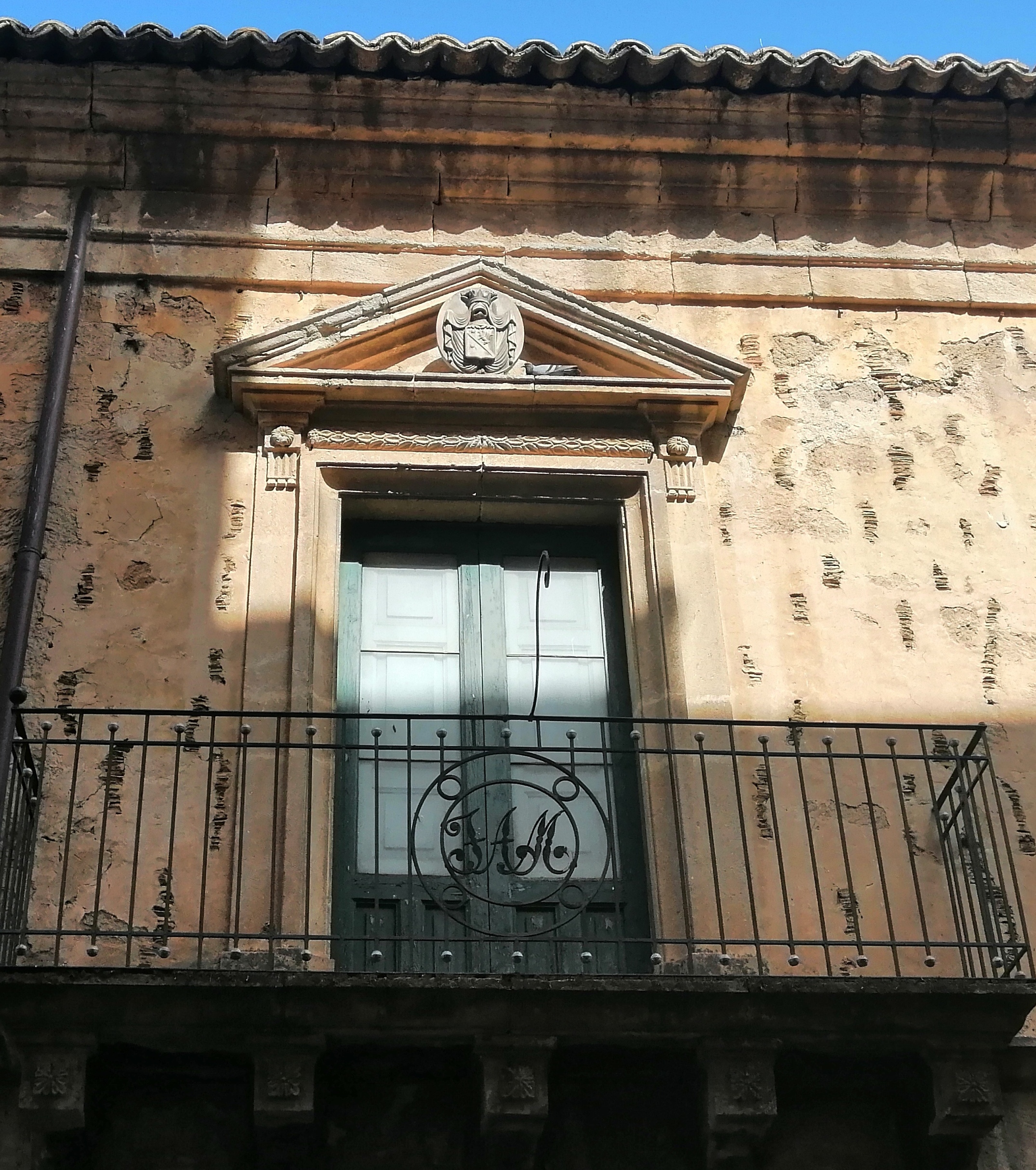 Ancient noble building 20 rooms