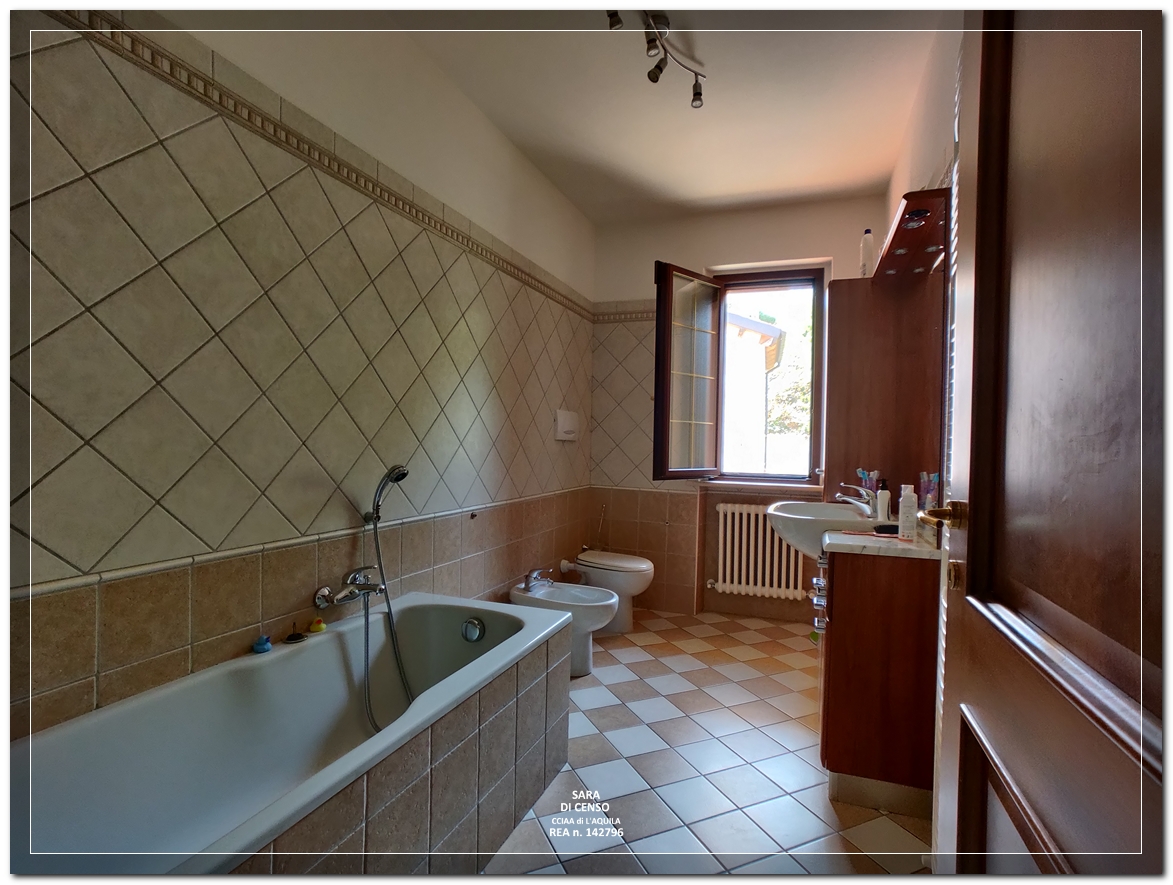 In Abruzzo, nel comune di Abbateggio, vendesi proprietà: Casa vacanze e B&B con piscina su 19.000 mq .