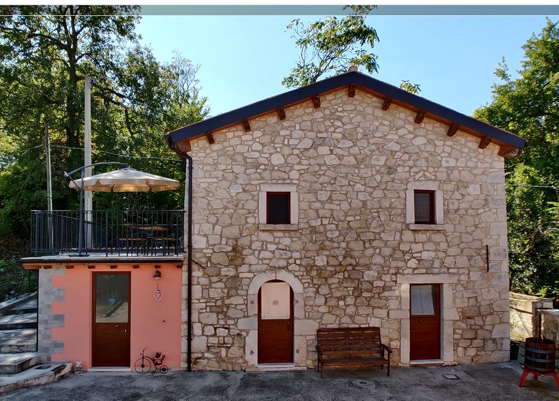 In Abruzzo, nel comune di Abbateggio, vendesi proprietà: Casa vacanze e B&B con piscina su 19.000 mq .